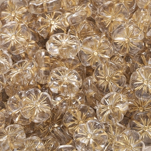 Makroaufnahme von kürbisförmigen Acrylperlen mit goldenem Kern für DIY-Schmuck