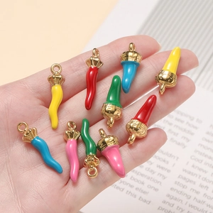 Colgantes cornicello coloridos de acero inoxidable en varios colores de esmalte