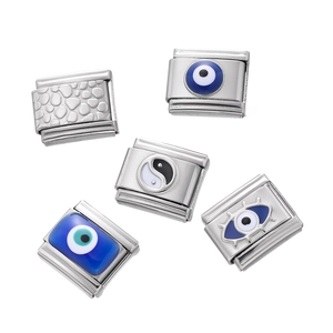 Détail de cinq breloques modulaires italiennes de 9 mm en acier avec œil protecteur et yin yang