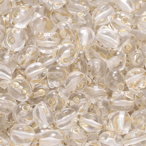 Makroaufnahme von transparenten Acrylperlen in Katzenform mit Goldakzenten für DIY-Schmuck