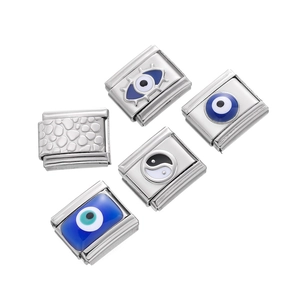 Détails macro de maillons de bracelet modulaires en acier avec œil et yin yang
