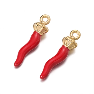 Detalle de colgantes de chile rojo con coronas doradas para creación de joyas DIY