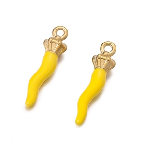 Detalle de un colgante de chile amarillo con tapa de metal dorado y esmalte de aceite