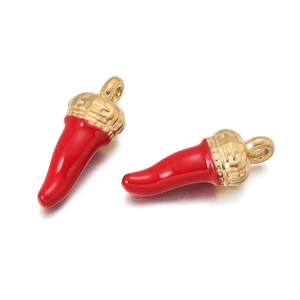 Detalle de colgantes de chile en esmalte rojo con tapas doradas para pendientes DIY