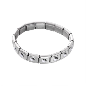 Vue macro des maillons de bracelet modulable en acier avec symboles Yin Yang