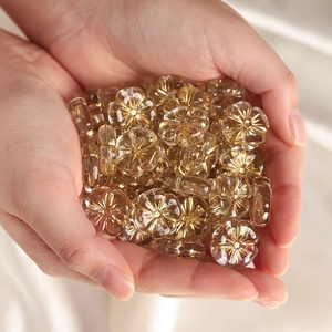 Handvoll transparente Acrylblütenperlen mit Goldmitte für DIY Schmuckherstellung