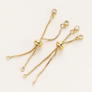 Detalle de cadena box bañada en oro de 18K con deslizador ajustable y piedra de circón