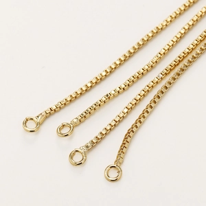 Detalle de cuatro cadenas box bañadas en oro de 18K con cuentas de silicona ajustables