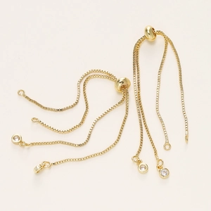 Detalle de cadenas box ajustables bañadas en oro 18K con cuentas deslizantes y dijes de circón