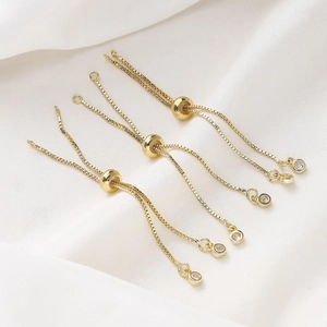 Detalle de cadenas ajustables bañadas en oro 18K con cuentas de silicona para joyería DIY