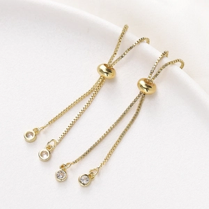 Detalle de cadena ajustable bañada en oro 18K con cierre deslizante y circonitas