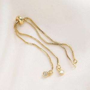 Detalle de la cadena box ajustable en oro 18K con cuenta deslizante y colgante de circón