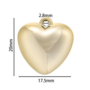 Dettaglio del ciondolo a cuore dorato con dimensioni 20mm x 17,5mm e finitura lucida