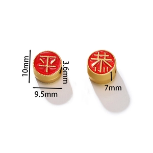 Détail macro de perles Ping An dorées de 10mm en émail rouge pour bijoux DIY