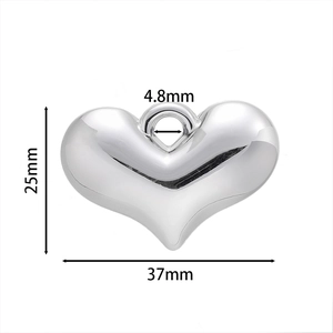 Dimensioni del ciondolo a cuore argento lucido con larghezza 37 mm e altezza 25 mm