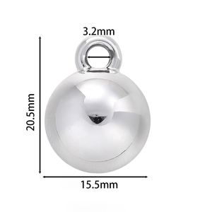 Dettaglio pendente cuore lucido con misure di 20,5 mm altezza e 15,5 mm larghezza