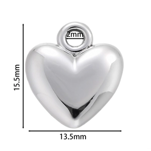Dettaglio del ciondolo a cuore argento con altezza 15,5 mm e foro interno da 2 mm