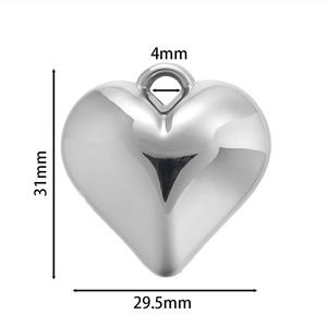 Specifiche dettagliate del ciondolo a cuore lucido con dimensioni di 31 mm per 29,5 mm