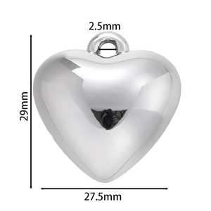 Dettaglio del ciondolo a cuore argento con dimensioni 27,5 mm di larghezza e 29 mm di altezza