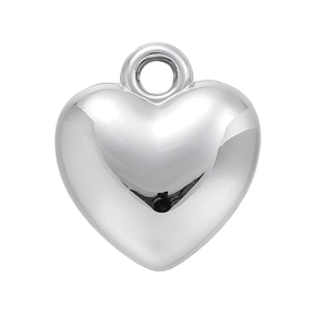Dettaglio del ciondolo a cuore 3D in argento lucido con anello per creazione gioielli fai da te