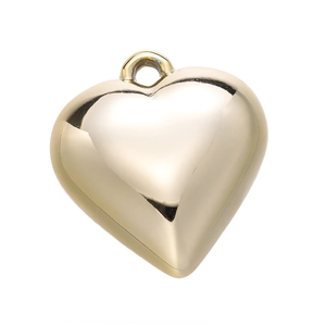 Dettaglio del ciondolo a cuore in oro lucido con finitura a specchio e gancio superiore