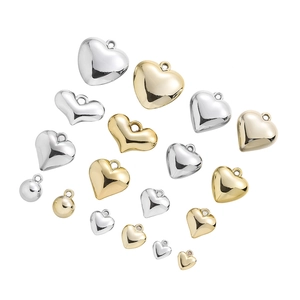 Dettaglio di ciondoli a cuore 3D lucidi in varie dimensioni e finiture metalliche