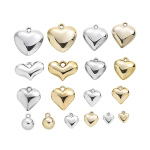 Varietà di ciondoli a cuore lucidi in oro e argento per la creazione di gioielli fai da te