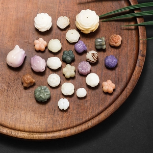 Vue macro de perles de lotus et de fleurs sculptées à la main en diverses couleurs