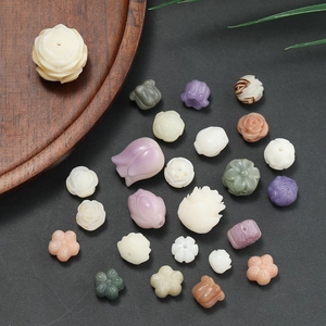 Détails macro de perles sculptées en forme de lotus et fleurs pour la création de bijoux DIY