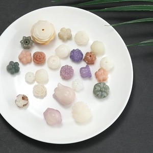 Détail de perles en racine de Bodhi sculptées à la main pour la création de bijoux DIY
