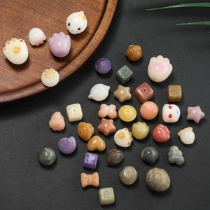 Makroansicht von Bodhi-Wurzelperlen in Katzenpfoten- und Sternform für DIY-Schmuck