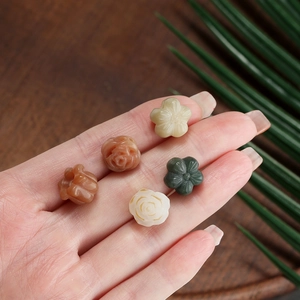 Détail de perles de lotus Bodhi sculptées à la main pour bijoux DIY en couleurs variées