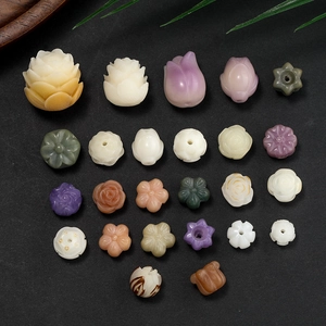 Détail macro de perles en résine en forme de fleurs pour la fabrication de bijoux DIY