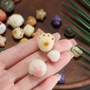 Makroaufnahme verschiedener Bodhi-Wurzel-Anhänger für DIY-Schmuck und Armbänder