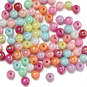 Dettaglio di perle acriliche colorate con finitura AB e fori passanti per gioielli