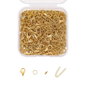 Dettaglio macro del kit per creazione gioielli dorati con chiusure a moschettone e anelli