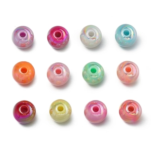 Vista macro di 12 perle in acrilico color arcobaleno AB con foro largo per gioielli DIY