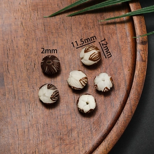 Détail macro de perles lotus sculptées de 12mm pour bijoux DIY avec trou de 2mm