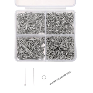 Detalle de kit de joyería DIY con alfileres y anillas en organizador de 4 rejillas