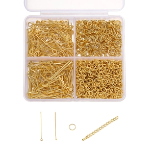Detalle del kit de joyería DIY con alfileres de cabeza, anillas y cadenas de extensión