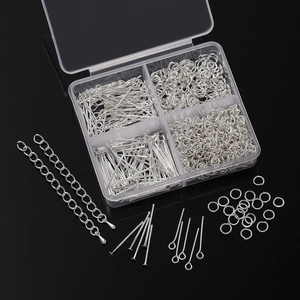 Kit de bisutería plateado con alfileres y anillas en caja de almacenamiento