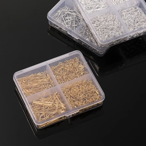 Detalle del kit de joyería con alfileres de ojo y anillas en caja de almacenamiento de plástico