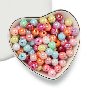 Mix di perle rotonde in acrilico placcato AB in una ciotola di ceramica bianca a cuore