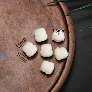 Macro detail of 15mm lucky cat bodhi beads with dimensions and 1.8mm hole size