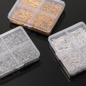 Vista macro de cajas de 4 compartimentos con alfileres y anillas en oro y plata
