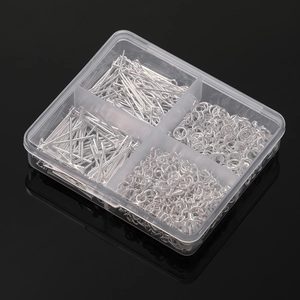 Vista macro del kit de accesorios para joyería DIY plateado con alfileres y cierres en caja