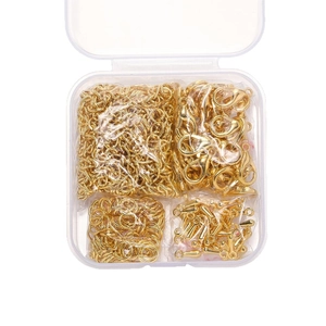 Set di accessori per gioielli dorati con fermagli e anelli in scatola trasparente
