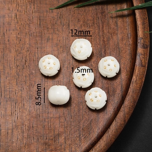 Vue macro de perles lotus blanches de 12mm pour bijoux DIY avec détails du perçage