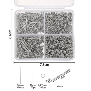 Vista de detalle del kit de joyería DIY con alfileres, anillas y cadenas en caja de 4