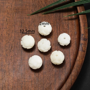 Vue détaillée de perles de fleurs gravées de 12,5 mm pour la création de bijoux
